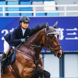 德國(guó)騎手Bernd Klein搭檔“NINI”奪得杭州（桐廬）國(guó)際馬術(shù)場(chǎng)地障礙賽1.4米資格賽冠軍 ...